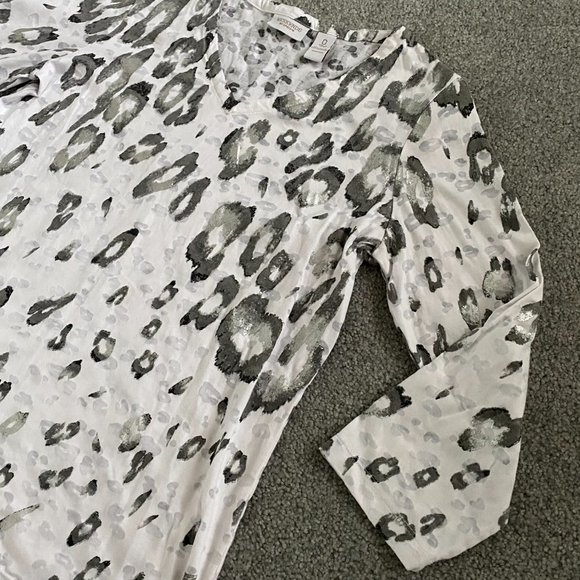 ♥ Weekends by Chico's Animal Print Shirt in Silver and Gray ZERO or Missy 4/S - Picture 3 of 4